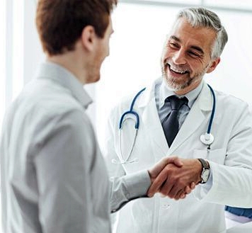 Na foto Dr. Eduardo e seu paciente Augusto que obteve ganho de 8.5 cm após o uso regular de Honey Caps